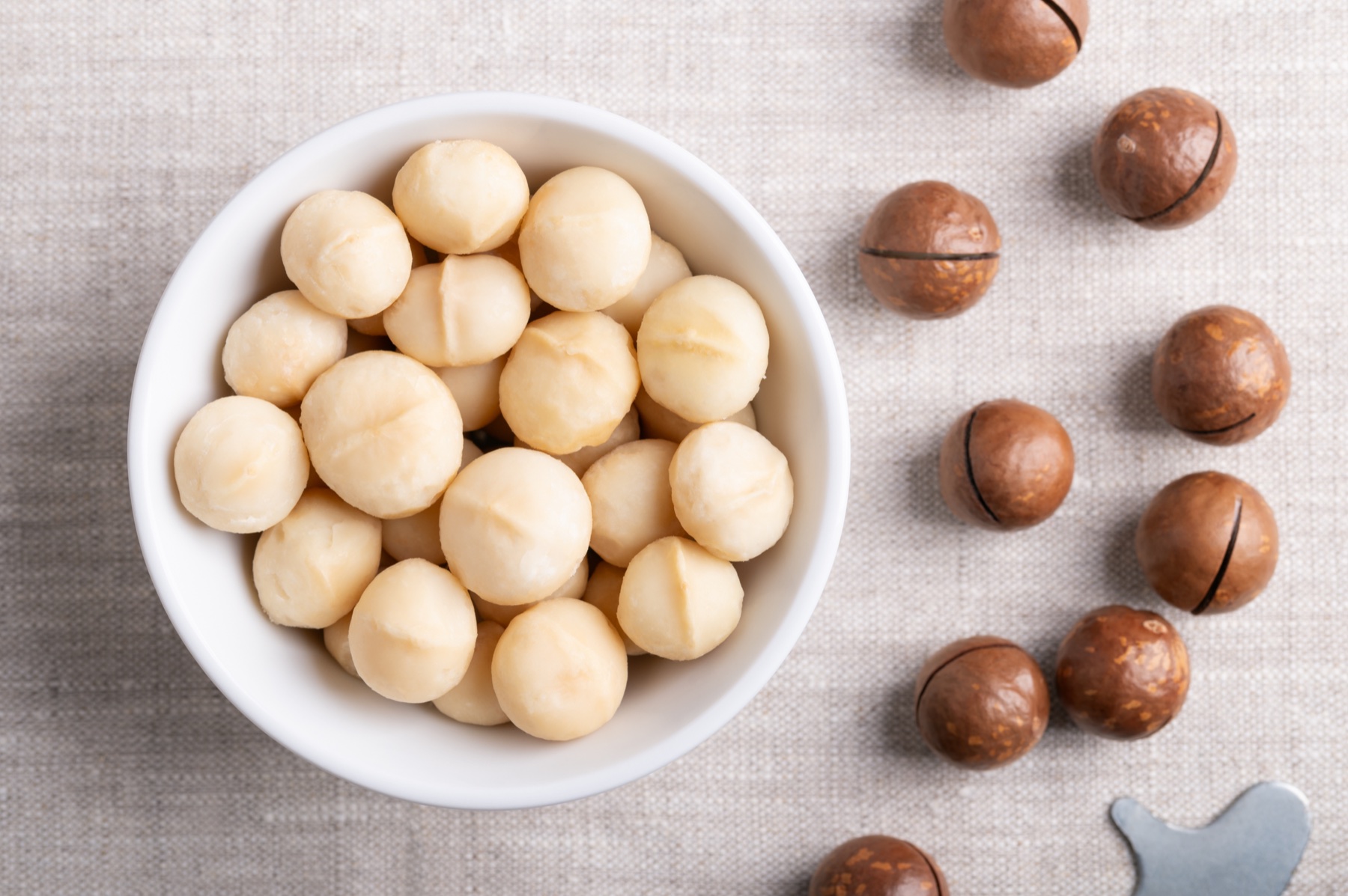 Shelled macadamia kernels with whole macadamia nuts